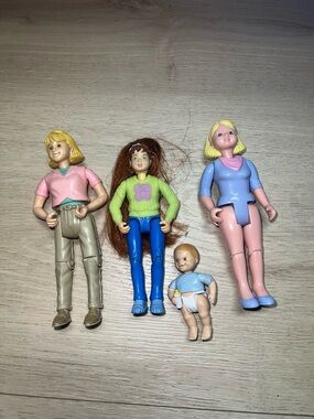 Fisher-Price Multicolor Family Doll Set - Pink, Blue, Green, Tan